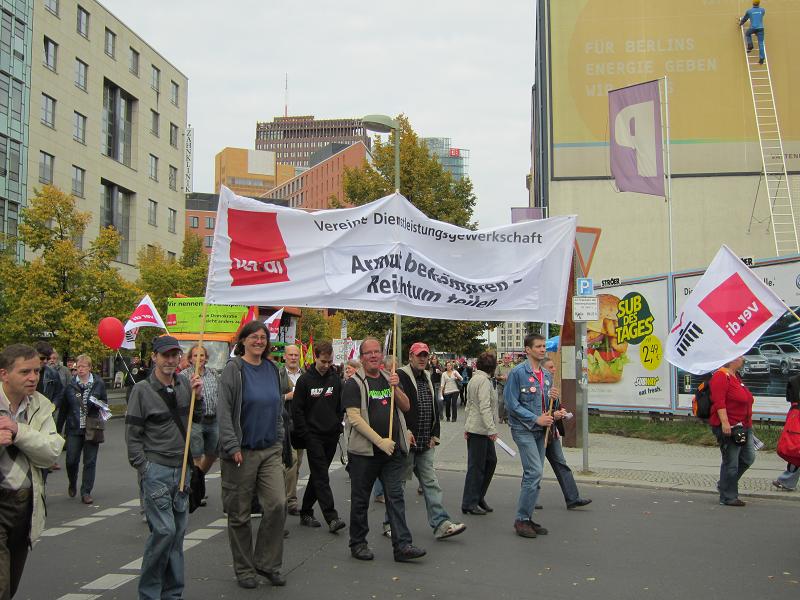 Demo Um-fair-teilen / Reichtum besteuern - im Hintergrund: Potsdamer Platz