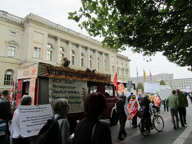 Demo Um-fair-teilen / Reichtum besteuern - vor dem Berliner Abgeordnetenhaus