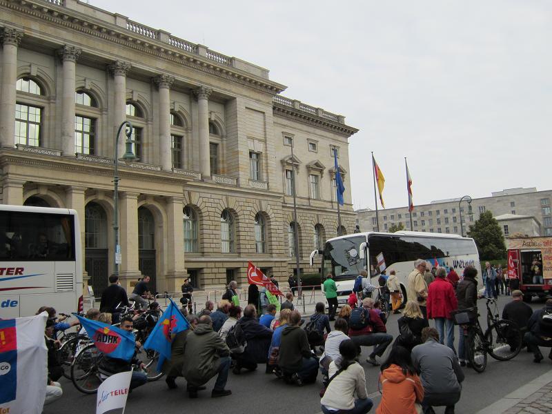 Demo Um-fair-teilen / Reichtum besteuern - vor dem Berliner Abgeordnetenhaus, das Bundesfinanzministerium ist in Sicht