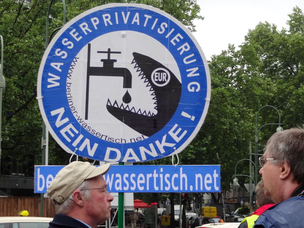 Demo des verdi zum Auftakt des ersten europaeischen Buergerbegehrens - Wasser ist ein Menschenrecht