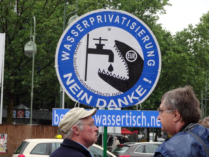 Demo des verdi zum Auftakt des ersten europaeischen Buergerbegehrens - Wasser ist ein Menschenrecht