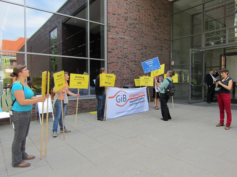 Protest gegen die um Privatisierung oeffentlicher Gueter zur Daseinsvorsorge werbende <b>Summer School</b> der Uni Potsdam