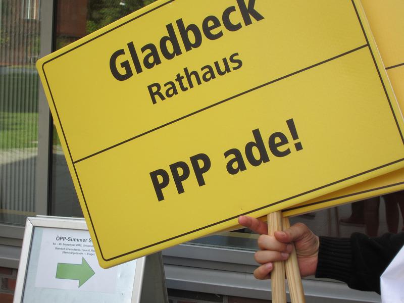 Protest gegen die um Privatisierung oeffentlicher Gueter zur Daseinsvorsorge werbende <b>Summer School</b> der Uni Potsdam
