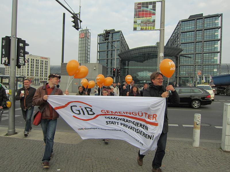 Demo im Vorfeld der Anhoerung im Bundestag zu PPP - OePP = Oeffentlich-Private-Partnerschaften