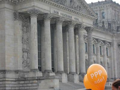 Ballon mit der Aufschrift PPP ade! vor dem Deutschen Bundestag