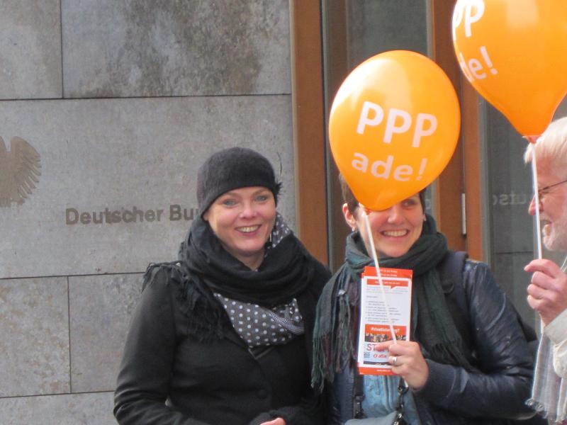 Demo im Vorfeld der Anhoerung im Bundestag zu PPP - OePP = Oeffentlich-Private-Partnerschaften