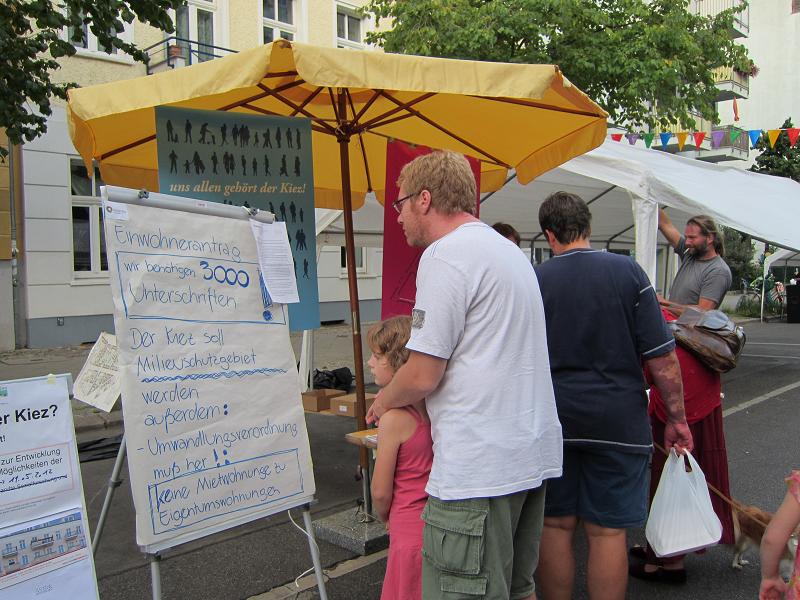 Berliner Wassertisch auf Kiezfest in der Richard-Sorge-Strasse in Friedrichshain