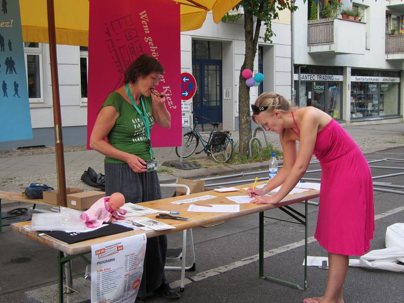 Berliner Wassertisch auf Kiezfest in der Richard-Sorge-Strasse in Friedrichshain
