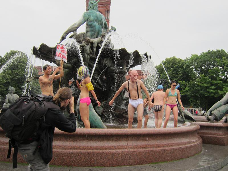 Tanz im Neptunbrunnen gegen den Rueckkauf der Berliner Wasserbetriebe und fuer eine ersatzlose Enteignung der Konzerne