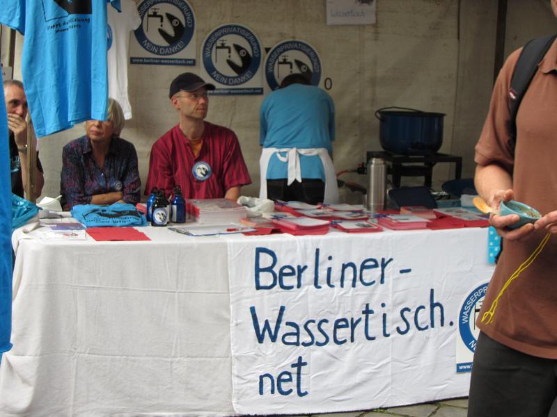 Berliner Wassertisch bei Suppe und Mucke 2012 auf dem Forckenbeckplatz in Friedrichshain